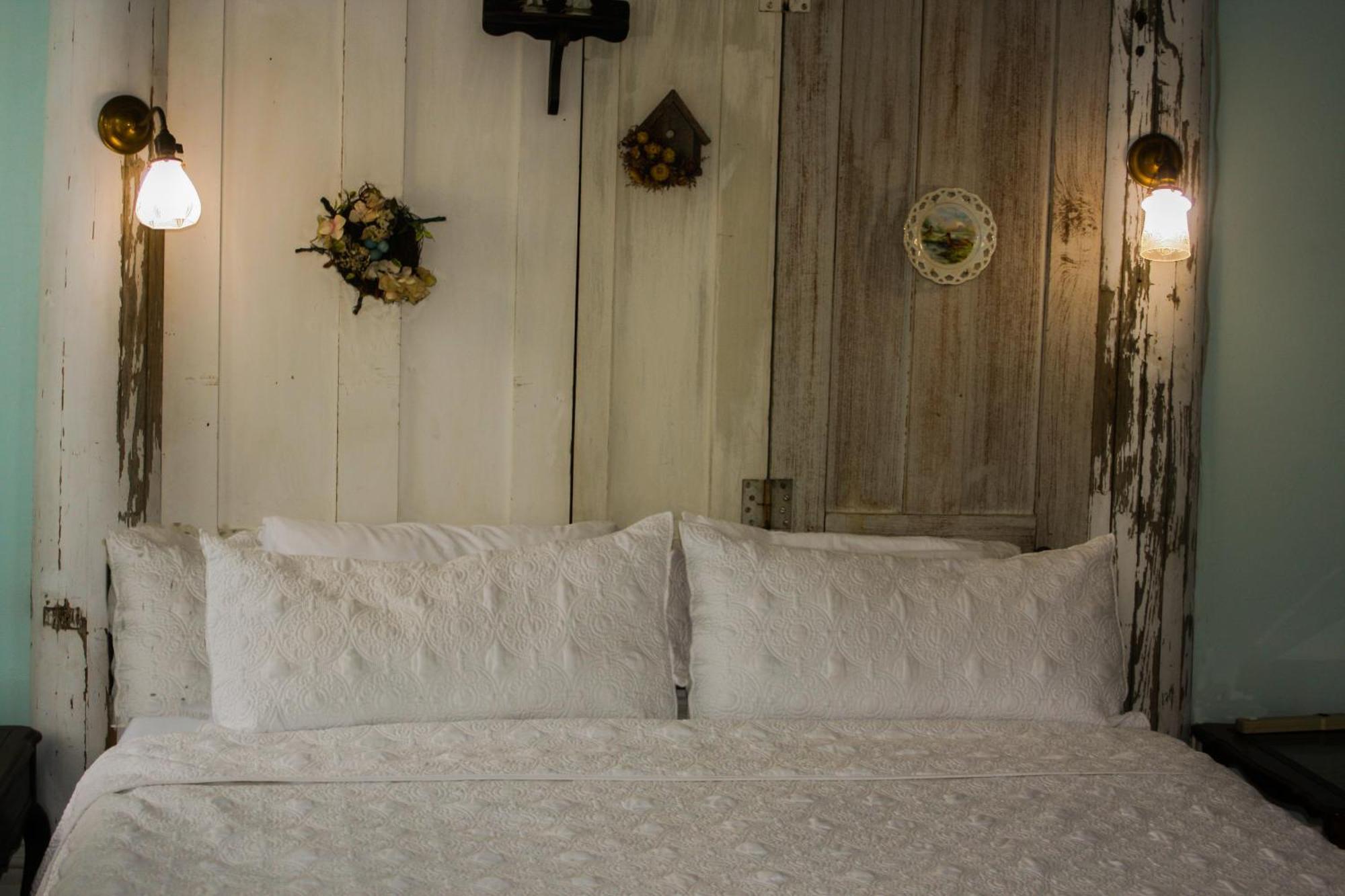 Classic One-Bedroom Apartment with King Bed